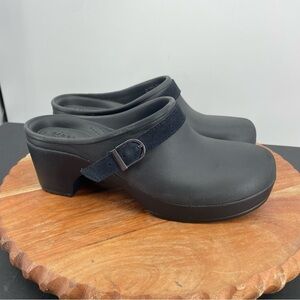 Crocs Sarah Dual Comfort Chunky Heel Clogs- women's size 8 black